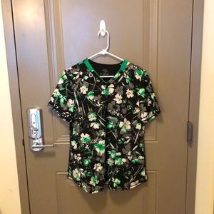 SCRUB TOP👚Green/black floral pattern